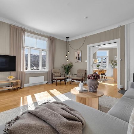 Lovely City Center Apartment With Amazing Views And Free Parking! 特罗姆瑟 外观 照片